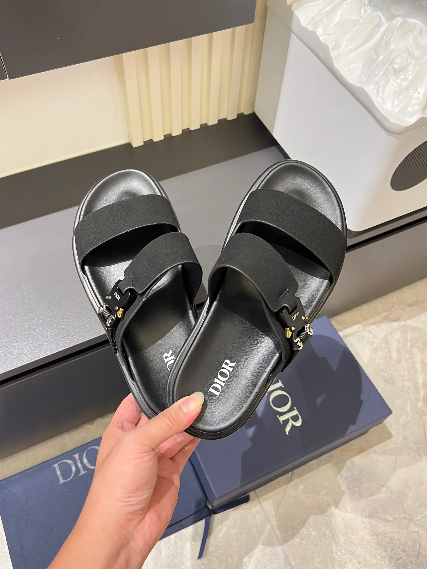 Men's Men's Shoes 💰p320 Dio* Men's Sandals Slippers. Showcasing Dior haute couture design. The Dior gray suede strap is accented with an aluminum Dior buckle for added style. Paired with a comfortable tonal notch sole, they pair easily with shorts or jeans for a sophisticated look. Main body: suede cow leather, technical fabric lining: cow leather, with adjustable straps, aluminum Dior buckle, Dior gray EVA insole, tonal notched rubber outsole splicing structure, size: 38-44 (customized at 45.46)